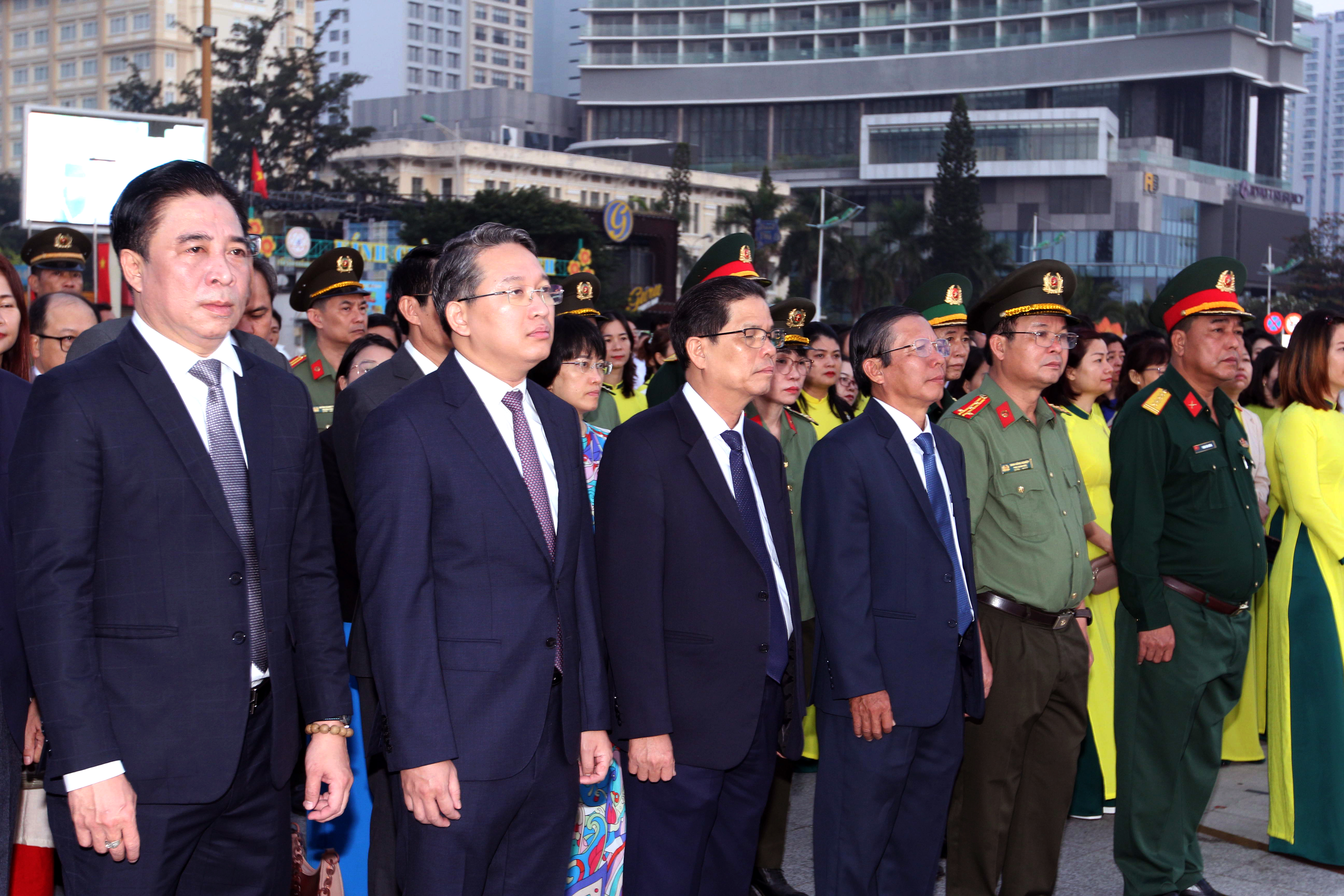 Cán bộ, nhân viên ngành Y tế Khánh Hòa tham gia Lễ chào cờ tại Quảng trường 2 tháng 4 Nha Trang